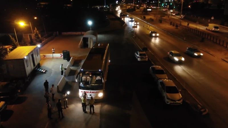 43 ilin geçiş güzergâhında gece yarısı ’otobüs’ denetimi: Takograf, emniyet kemeri ve HES kodu kontrolleri yapıldı
