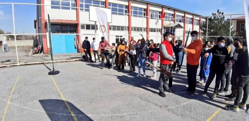 Ahlat’ta “Maviden Yeşile 1071’den 2023’e Geleneksel Okçuluk ve Su Sporları Projesi” hayata geçirildi
