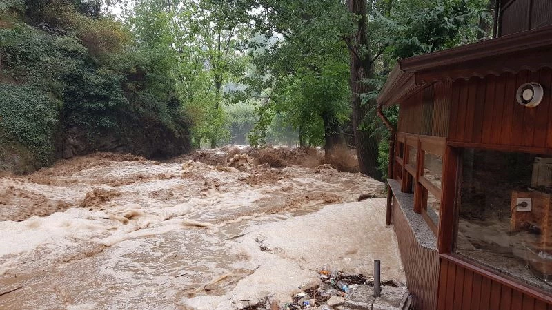 Sağanak sonrası dereler taştı, dükkanlar tehlikeyle karşı karşıya kaldı
