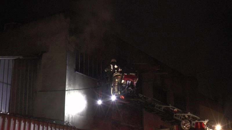 Pendik’te duşa kabin imalathanesinde korkutan yangın
