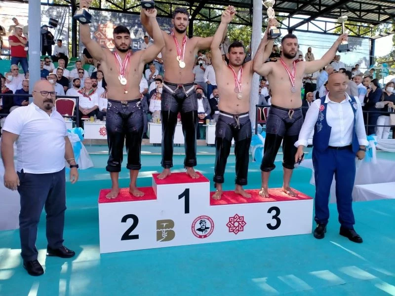 İzmitli güreşçiler adından söz ettirmeye devam ediyor
