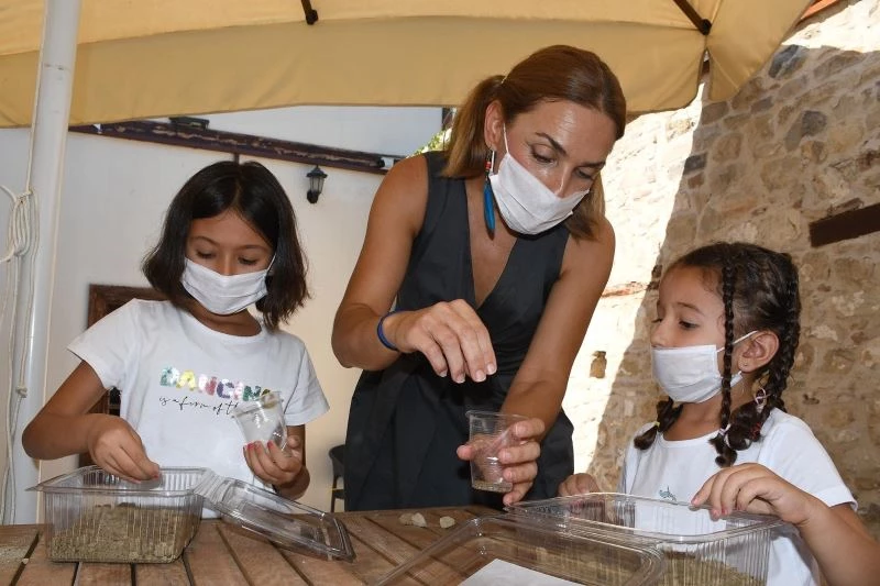 Kuşadalı çocuklar dijital kütüphanede yaşayarak öğreniyor
