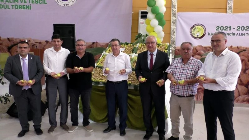 Nazilli’de sezonun ilk incirini Kaymakam Arısoy satın aldı
