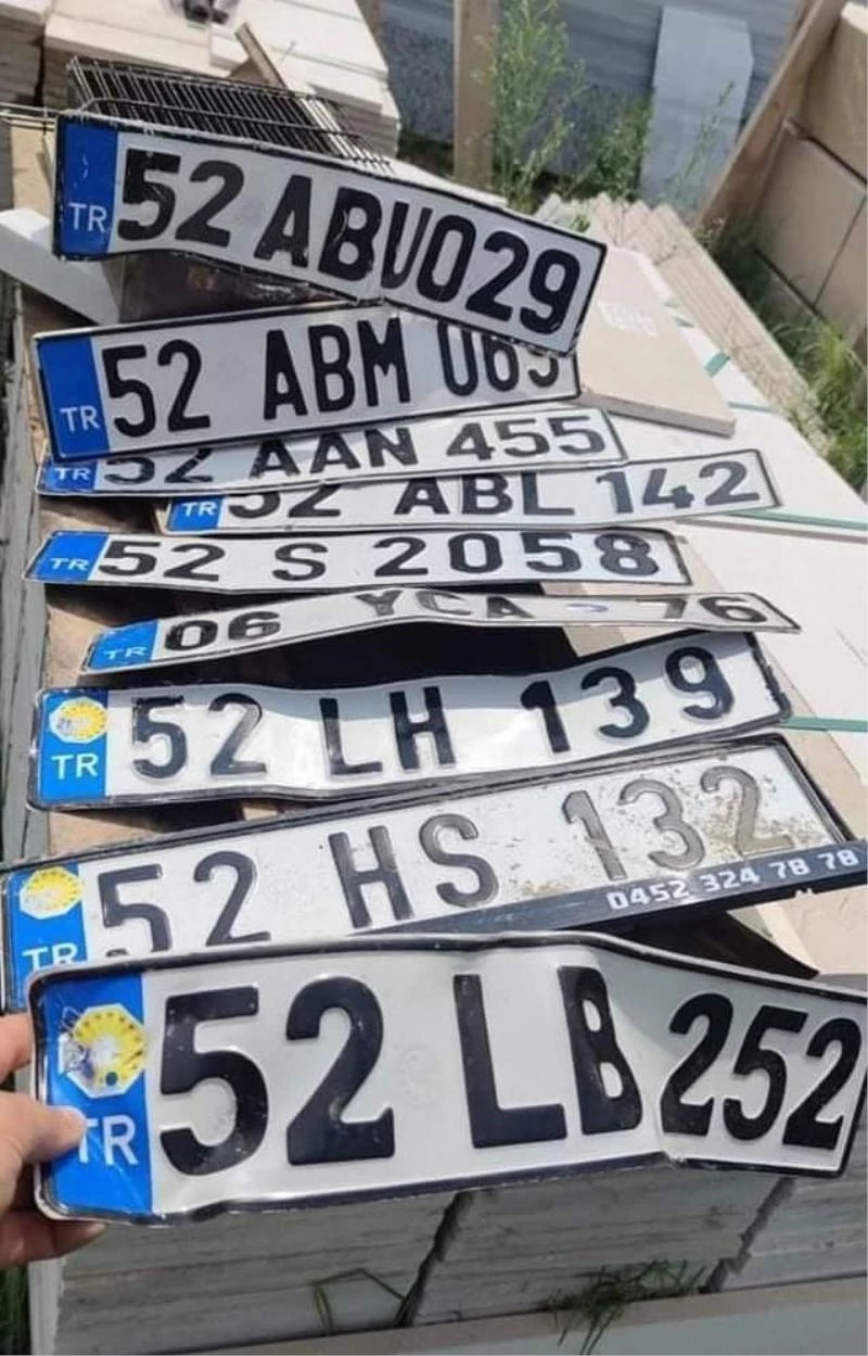 Sağanak yağıştan araçların plakaları düştü
