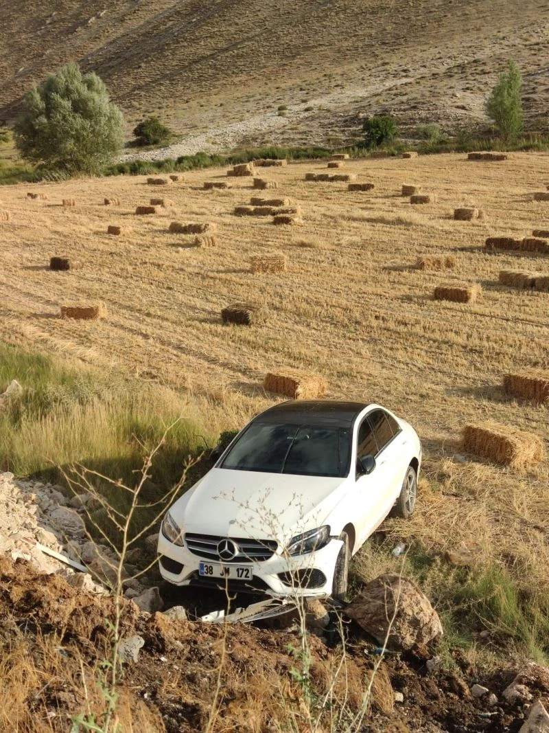 Direksiyon hakimiyetini kaybedip tarlaya uçtu 1 ağır 5 yaralı
