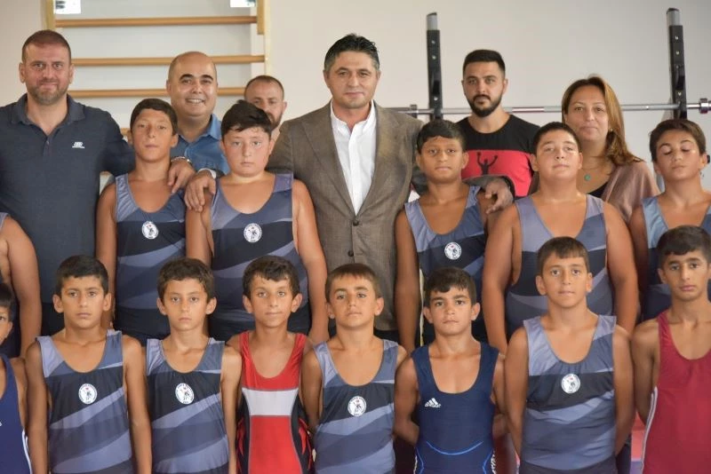 Başkan Serkan Acar’dan milli güreşçilere ziyaret

