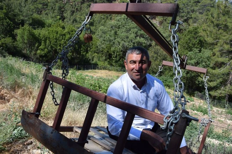 Kumluca’da sarp bölgelerdeki ürünlerini taşımak için teleferik yaptılar
