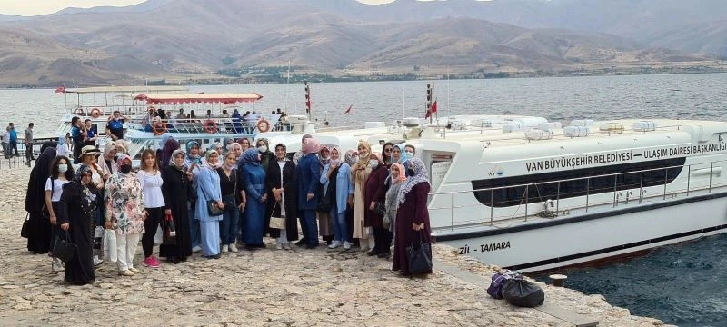 Van Büyükşehir Belediyesinin kadın kursiyerleri Akdamar Adasını gezdi

