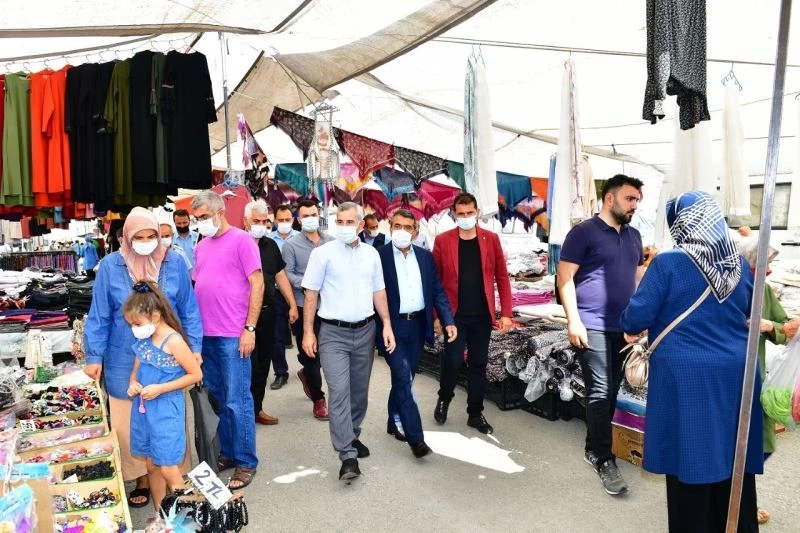 Başkan Çınar, alış veriş yapan vatandaşlarla dertleşti
