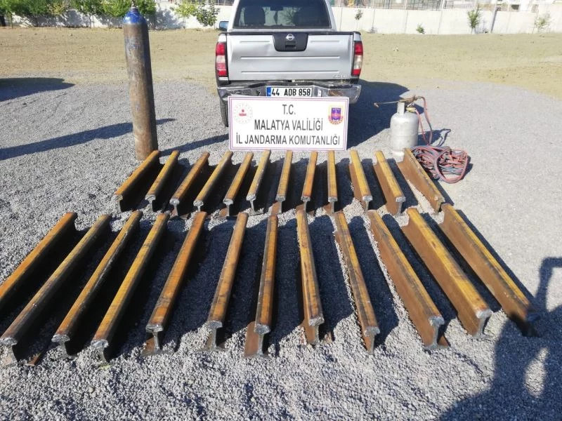 Tren raylarını çalan 2 kişi tutuklandı
