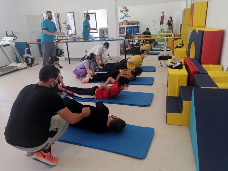 Özel gereksinimli bireyler spor yaparak sosyalleşiyor
