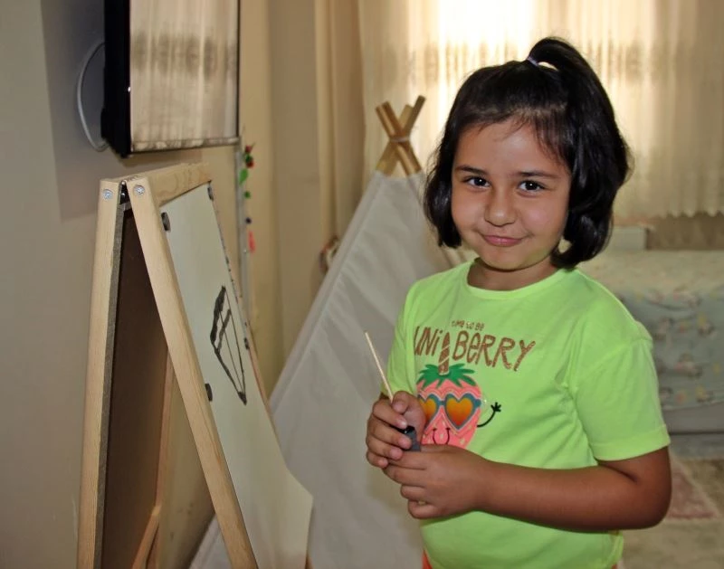 6 yaşındaki Zeynep kumbarasını yangınzedeler için bağışladı
