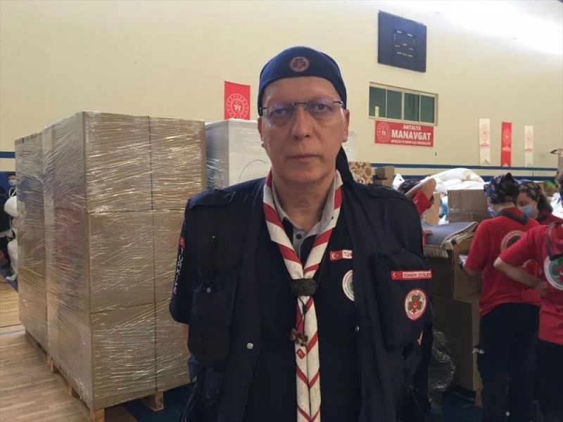 İzciler de yangından zarar görenler ve bölgedeki ekipler için ter döktü