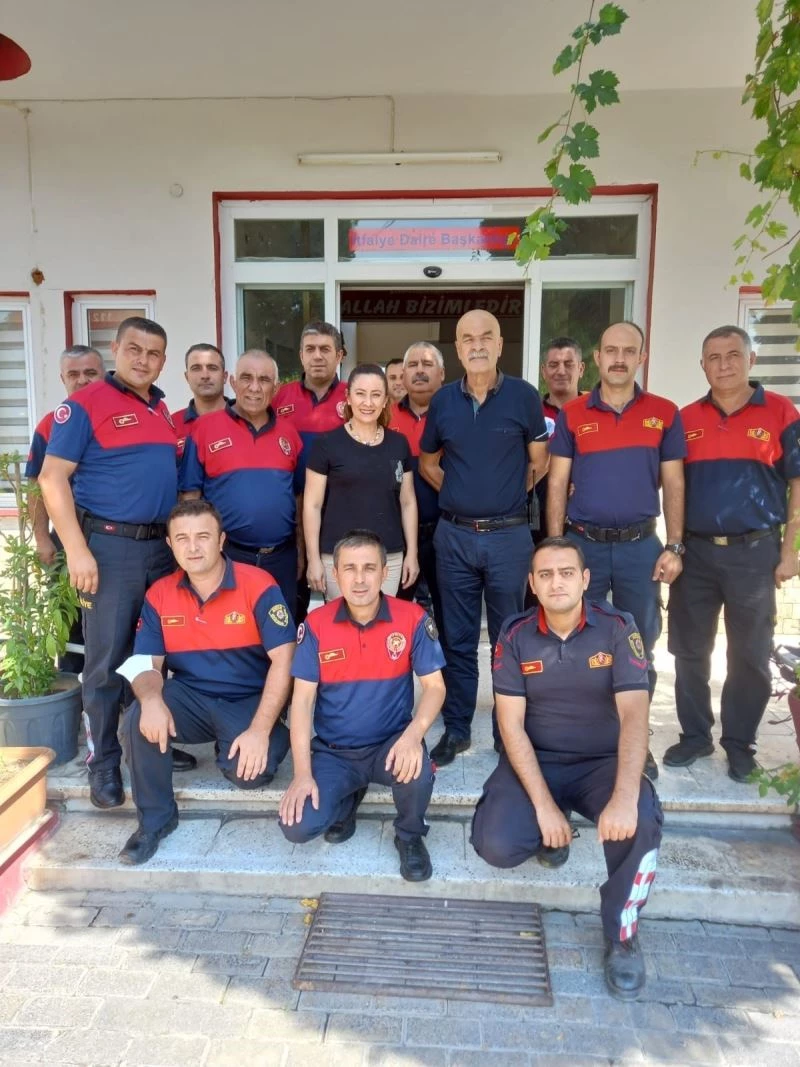 Mahalle sakinlerinden, ateş savaşçılarına teşekkür
