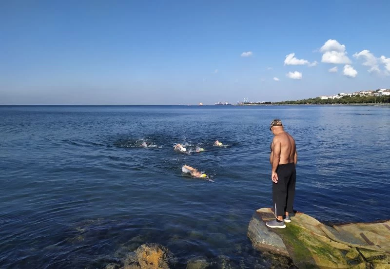 (Özel) Avcılar’da her sabah yüzerek güne başlıyorlar
