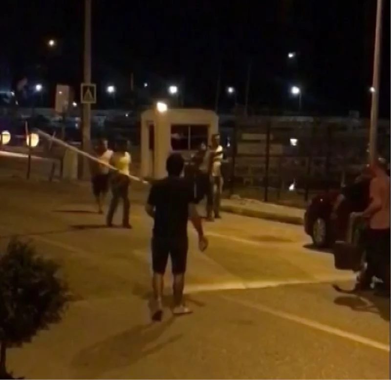 Bursa’da bariyerli ve muz ağaçlı kavga kamerada
