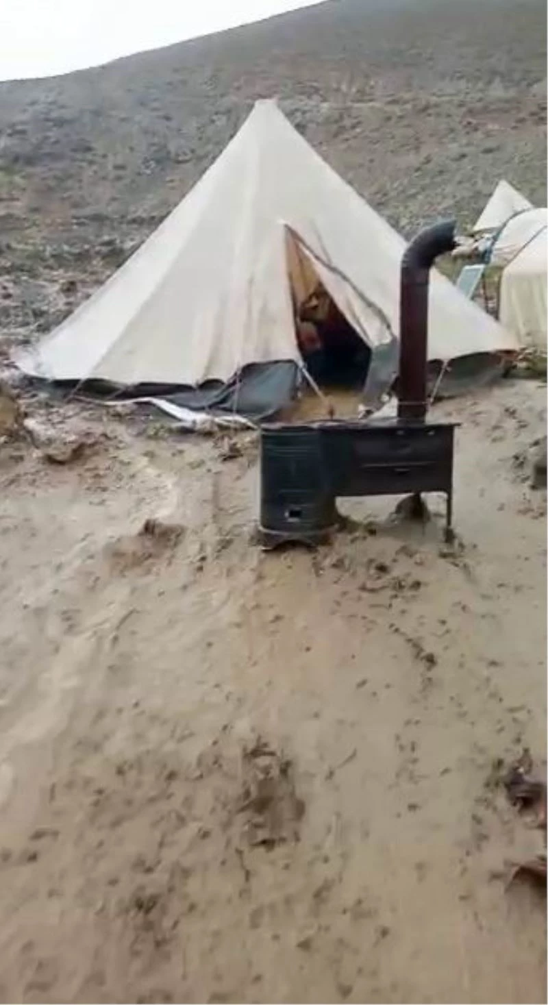 Sağanak yağış göçerleri vurdu: Çadırlar sular altında kaldı
