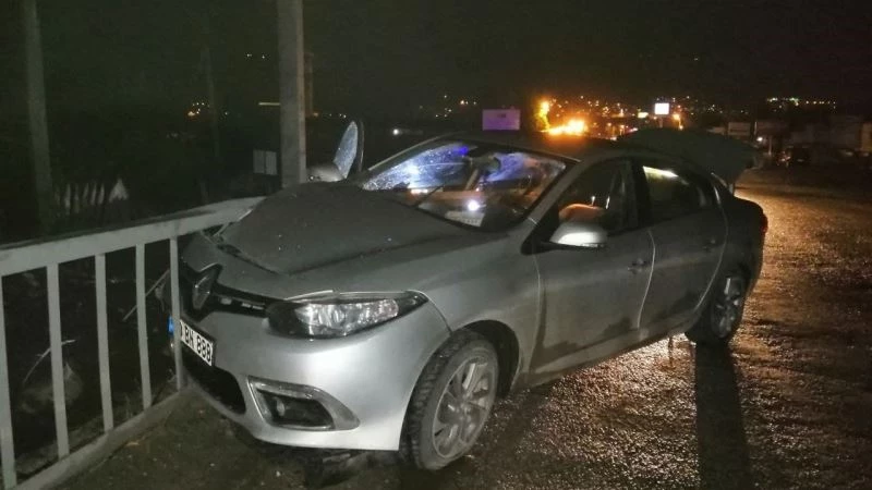 Otomobil korkuluklara ok gibi saplandı: 2 yaralı

