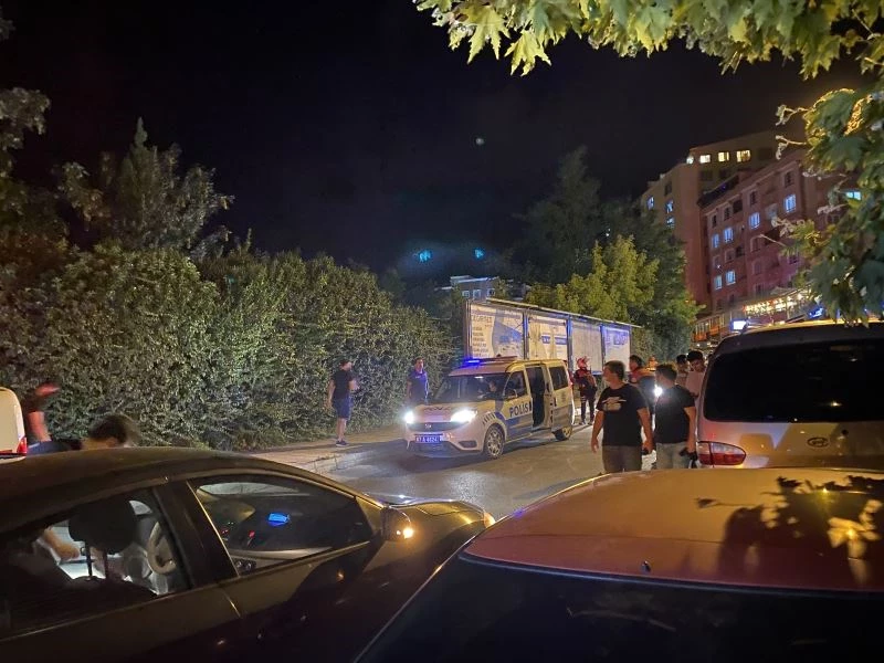 Kız yurduna karşı cinsel içerikli hareket yapan genç sokak ortasında darp edildi
