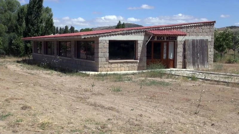Beldede bulunan müzede çeşitli dönemlere ait 200 eser sergileniyor
