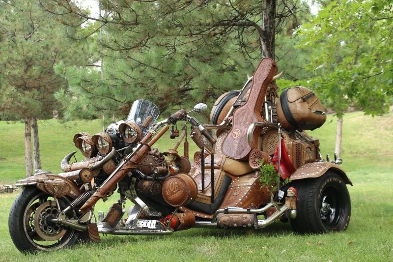 Orman yangınlarına dikkat çekmek için motosikletine ağaç dikti, isimlerini Bodrum ve Marmaris koydu
