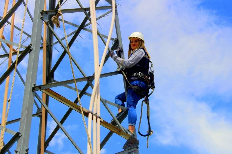 Erkek işi algısını yıktı, arızalara kadın eli değdi
