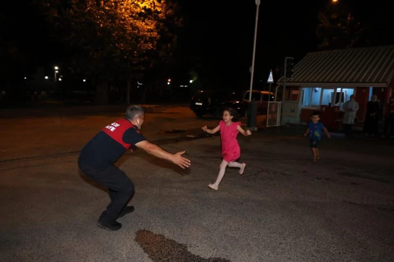 Yangın bölgelerinden dönenleri aileleri gözyaşları ile karşıladı
