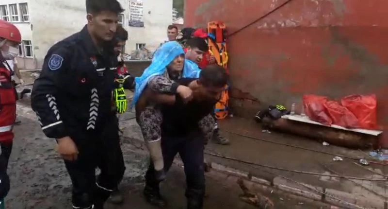 Selde mahsur kalanları sağlık ekipleri sırtında taşıdı
