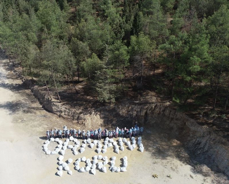 Ormanlık alanları temizleyen görevlilerden anlamlı mesaj
