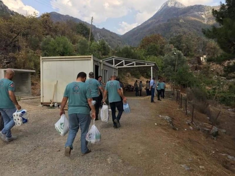 Koca yürekli minik kızdan duygulandıran davranış
