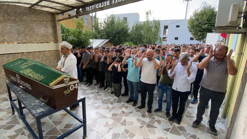 Beyaz önlüklü doktor olma hayali olan genç toprağa verildi
