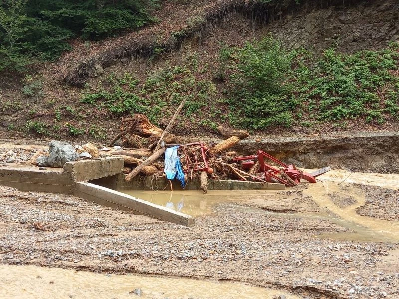 Kepçe ve traktör sel sularında hurdaya döndü
