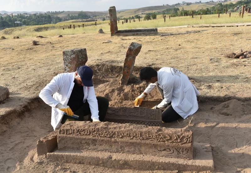 Selçuklu Meydan Mezarlığı’nda yeni mezarlar gün yüzüne çıkarılıyor
