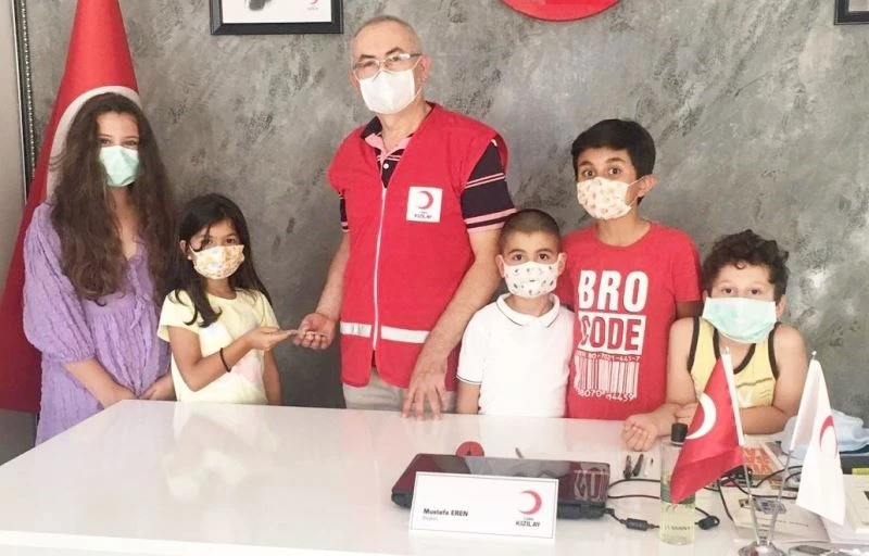 Minikler, kapı kapı dolaşıp topladıkları paraları yangınzedelere gönderdi
