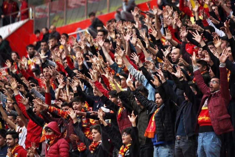 Kayserispor taraftarından aşılı kombine taraftarına 5 bin forma
