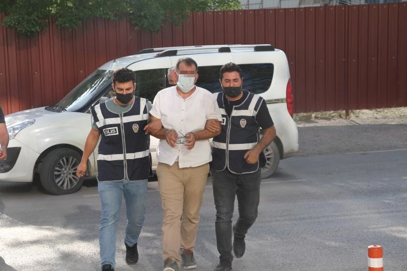Elazığ’da bir kuyumcuda silahlı soygun girişiminde bulunan şahıs adliye sevk edildi
