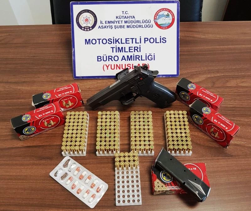 Kütahya’da bir araçta bulundurma ruhsatlı tabanca ve uyuşturucu hap ele geçirildi
