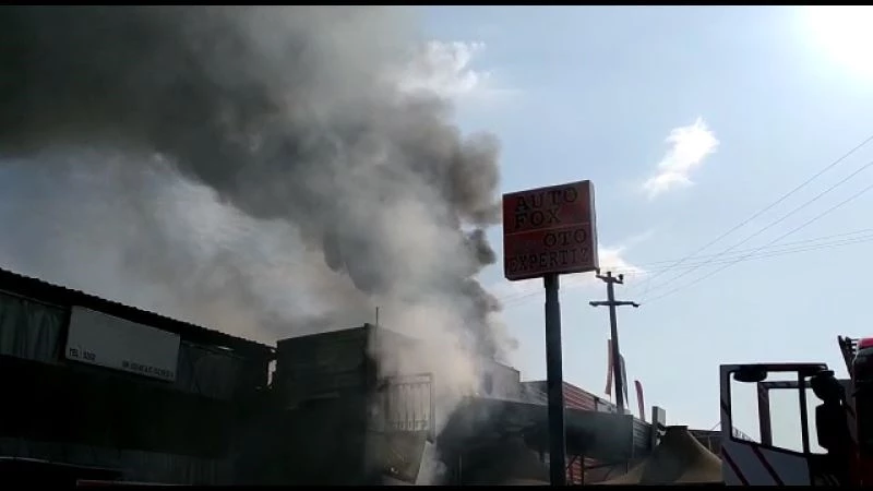 Oto bakım servisinde çıkan yangında 2 kişi dumandan etkilendi
