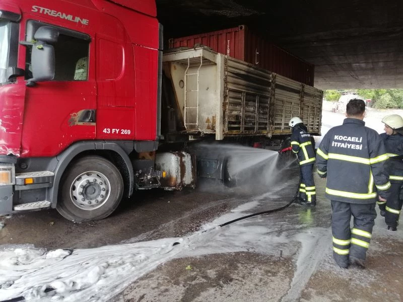 Yasağa rağmen girdiği yolda balataları tutuşan tır 2 araca çarptı
