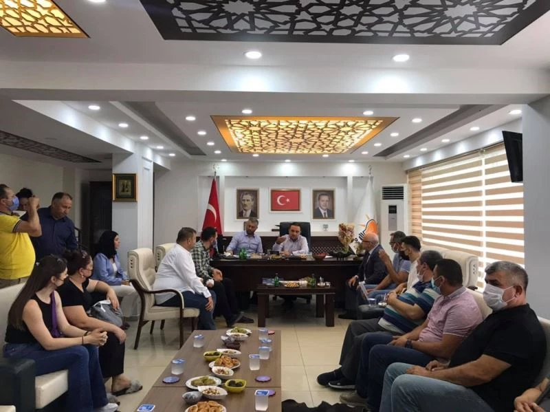 AK Parti’li Baybatur parti teşkilatında vatandaşları ağırladı
