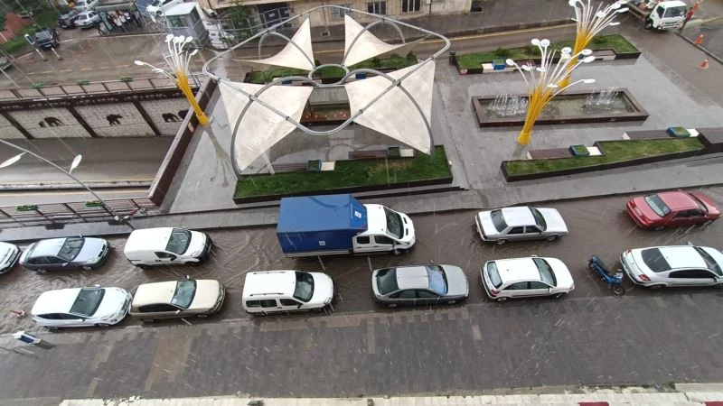 Sağanak yağışla saniyeler içerisinde caddeler göle döndü, araçlar güçlükle ilerledi
