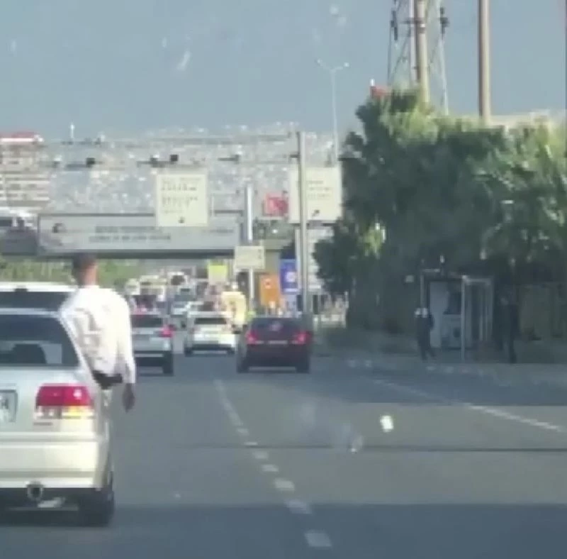 Konvoydaki aracın camından havai fişek attılar
