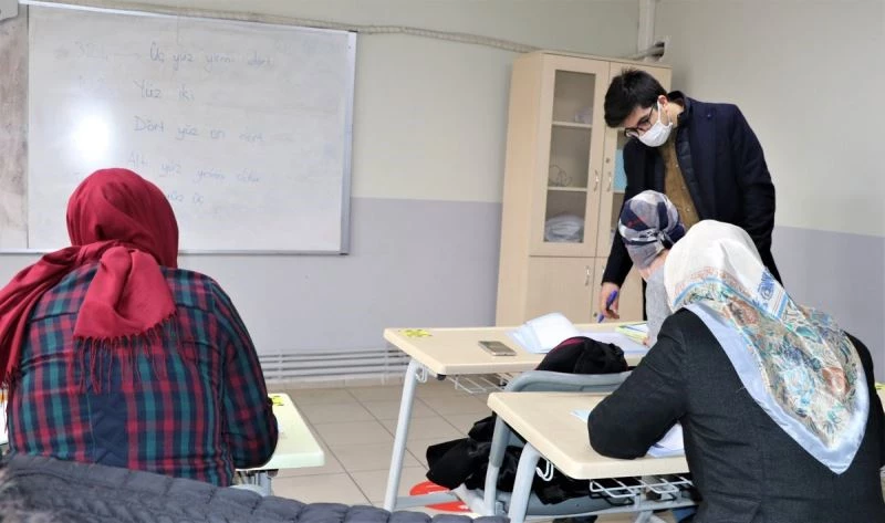 Sultanbeyli Kaymakamlığının halk eğitim kampanyasında 82 bin 932 kursiyere ulaşıldı
