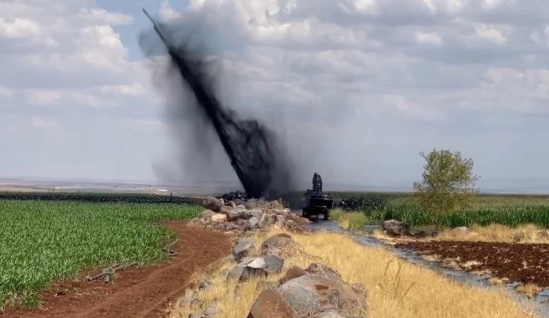 Boru hattı delindi metrelerce yükseğe petrol fışkırdı
