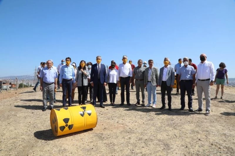 İzmir’in Çernobili için 12. Duran Adam eylemi
