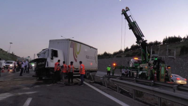 Tuzla Orhanlı gişelerinde tır ile kamyon çarpıştı: 3 yaralı
