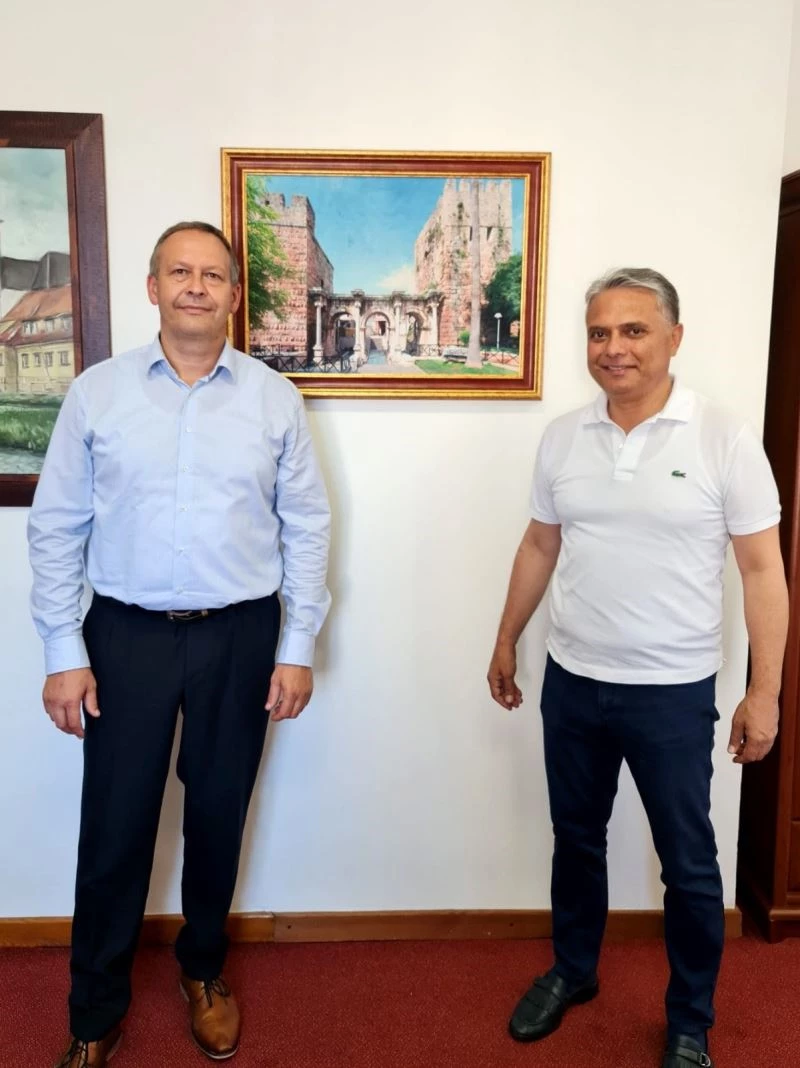 2 bin 400 kilometre uzakta, ’Üç Kapılar’ resmi
