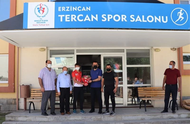 Kaymakamdan genç güreşçilere hediye
