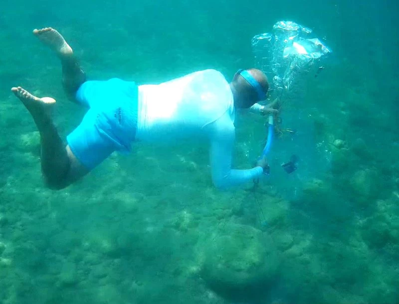 Su altındaki atıkları pet şişelerle taşıyıp balıklara ev yaptı
