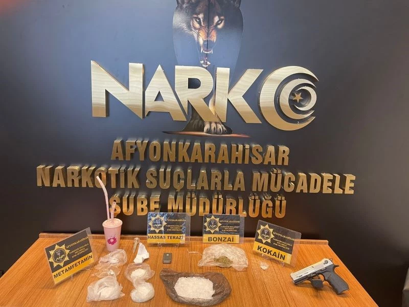 Şüphe üzerine durdurulan araçta 2 kişi uyuşturucu maddeler ile yakalandı
